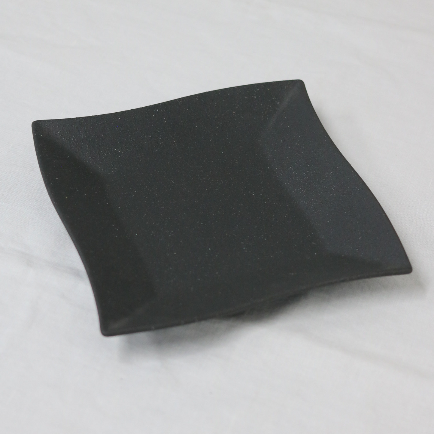 【アウトレット品(現品限り)1-6】波型スクエアプレート|黒曜・絹衣
