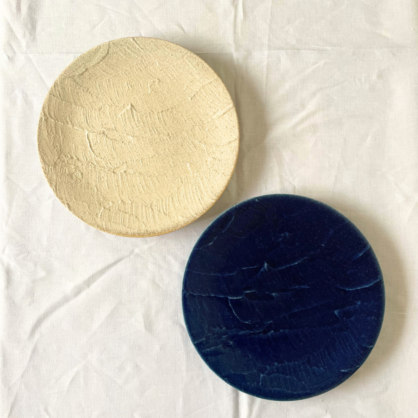 漆喰｜27cmプレート｜絹衣・一縷