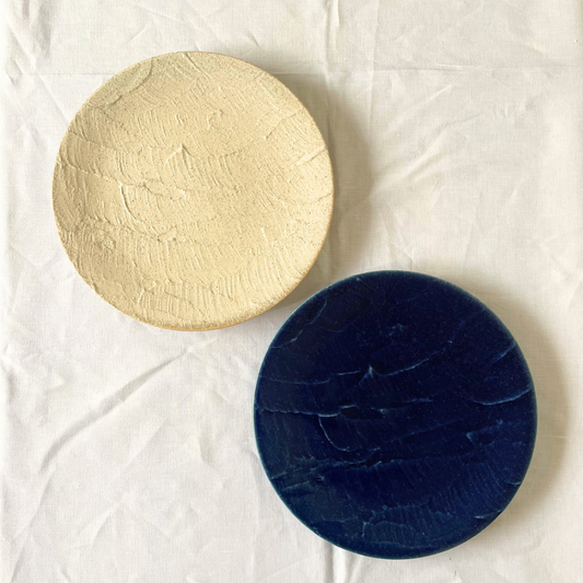 漆喰｜27cmプレート｜絹衣・一縷