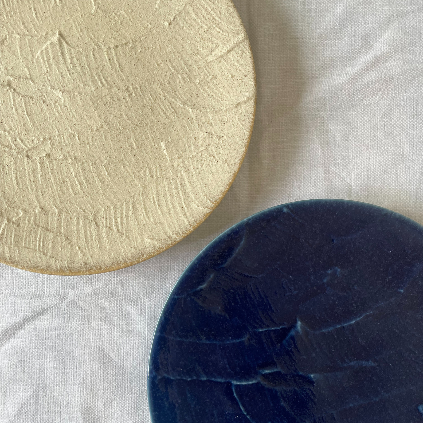 漆喰｜27cmプレート｜絹衣・一縷