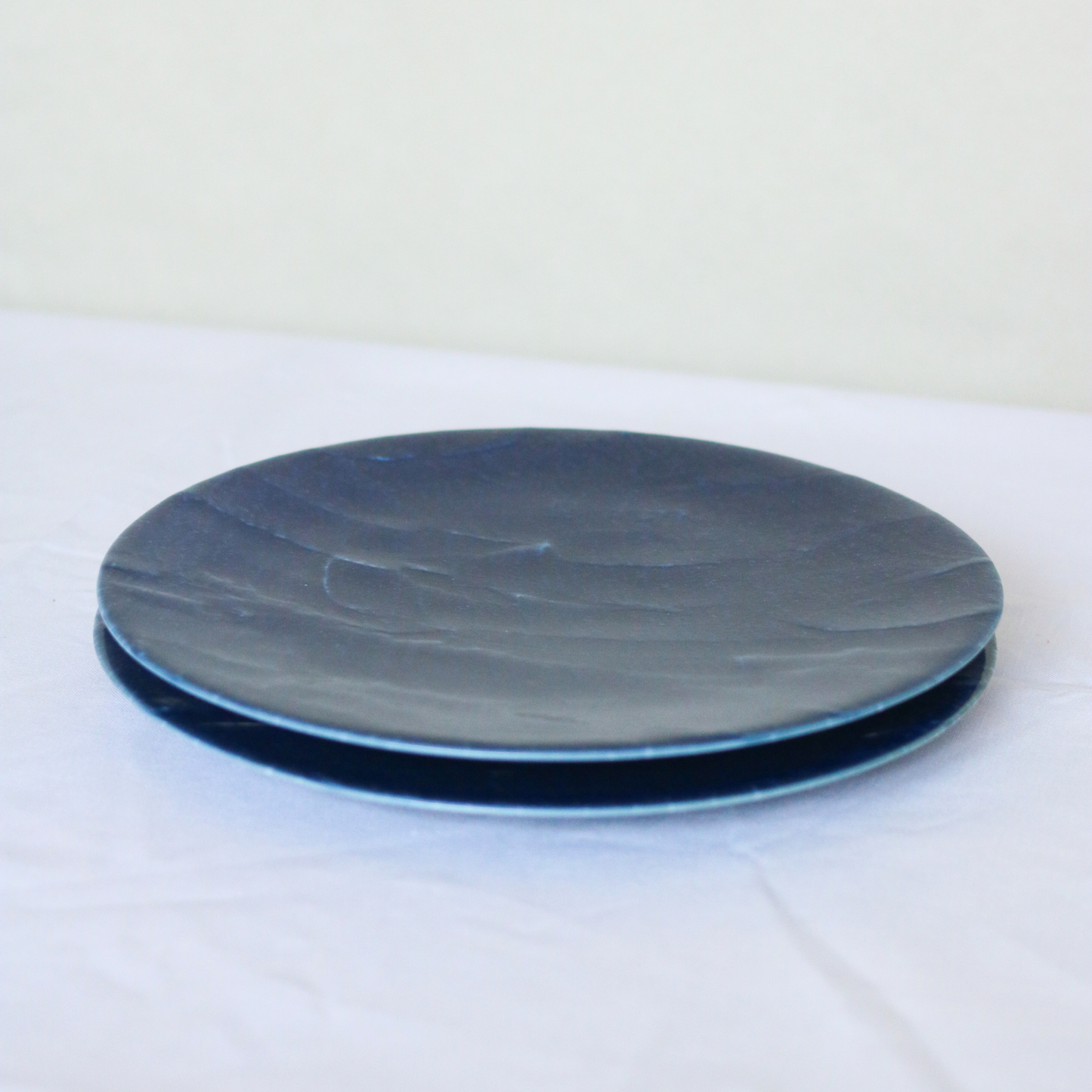 漆喰｜27cmプレート｜絹衣・一縷