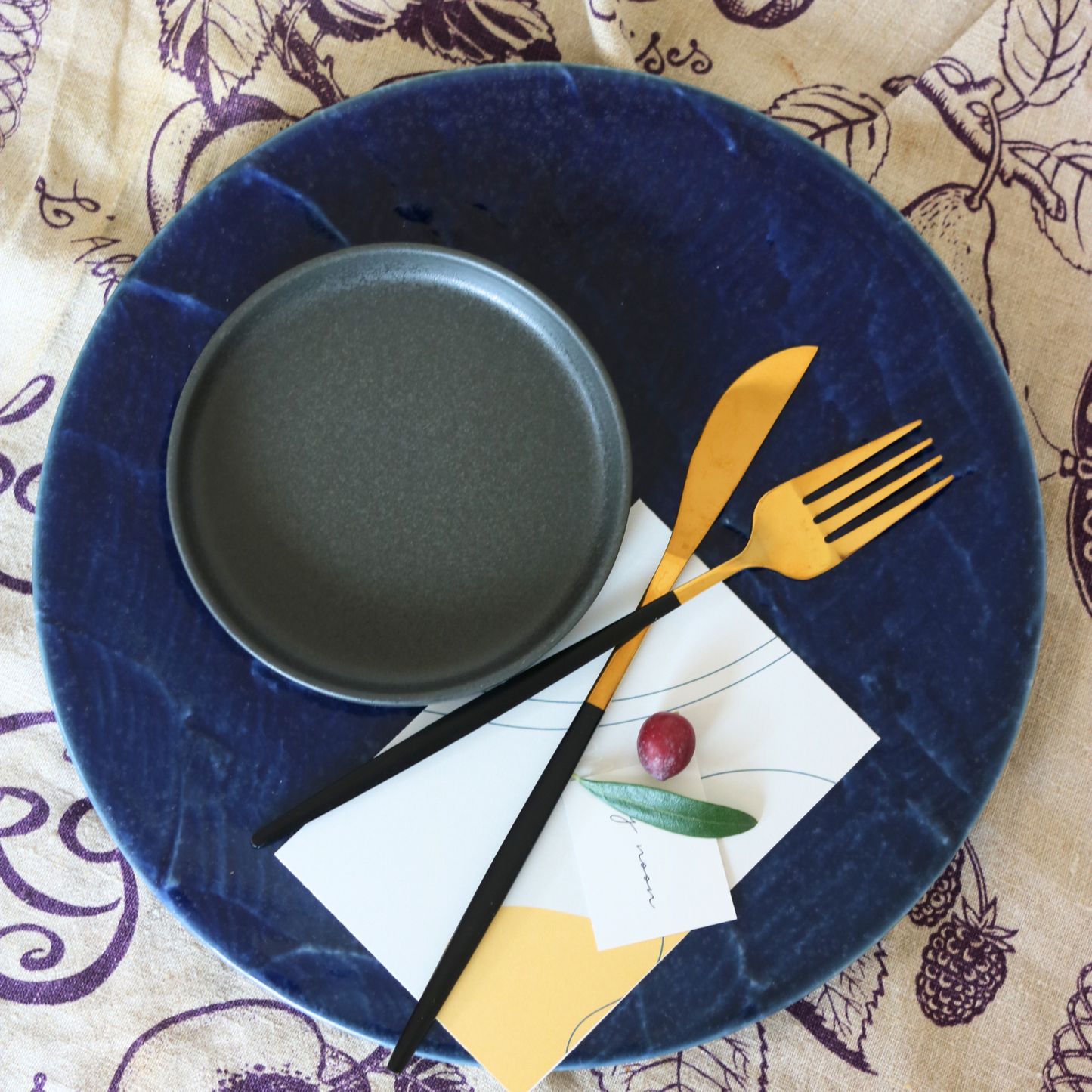 漆喰｜27cmプレート｜絹衣・一縷