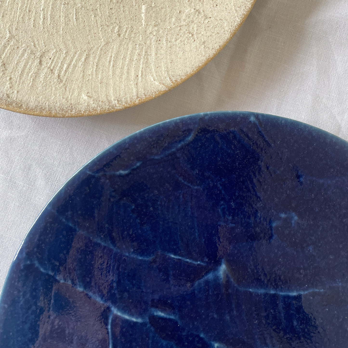 漆喰｜27cmプレート｜絹衣・一縷