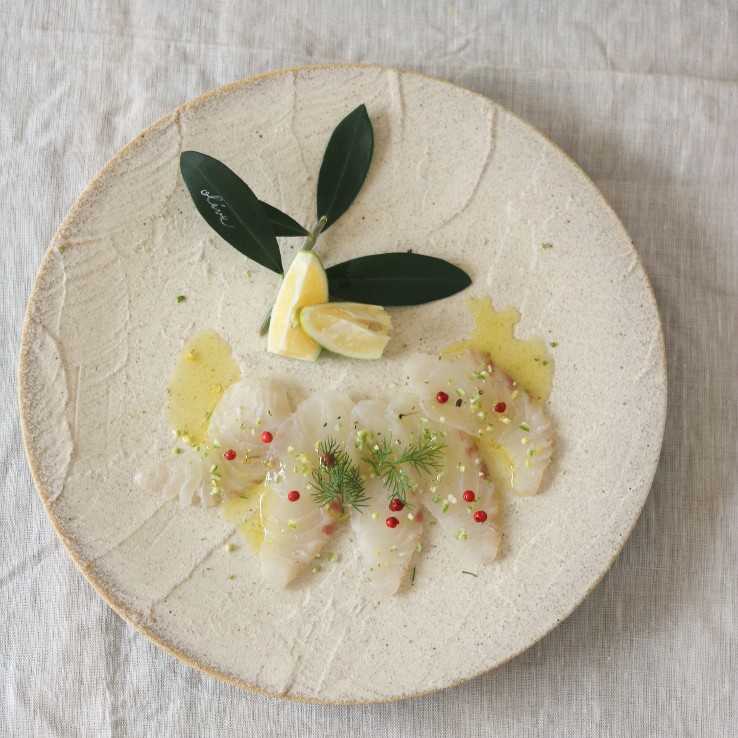 漆喰｜27cmプレート｜絹衣・一縷