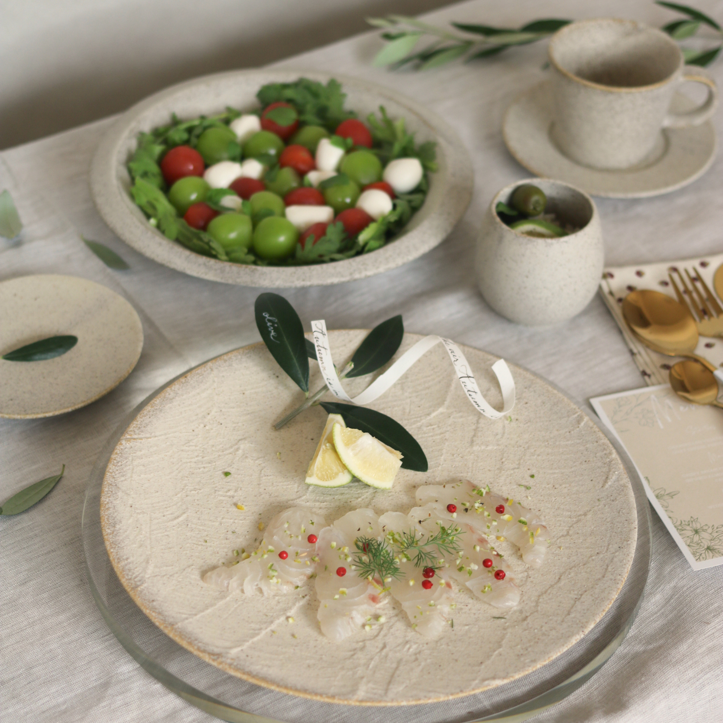 漆喰｜27cmプレート｜絹衣・一縷